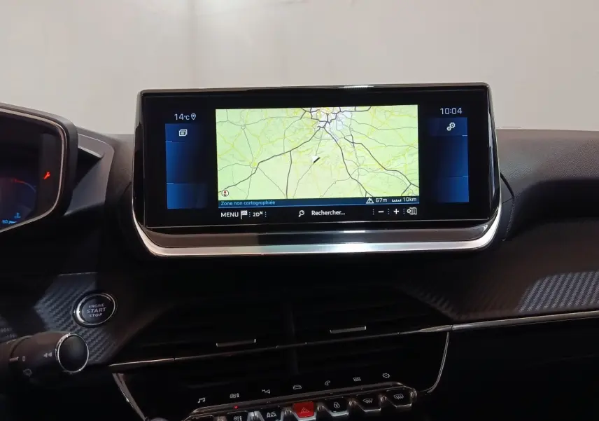 Écran tactile central affichant la navigation dans l’habitacle noir du Peugeot 208 PureTech 100 S&S Allure Business.