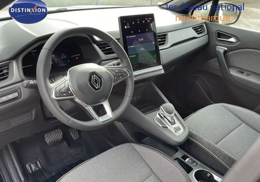 Intérieur du Renault Captur E-Tech 2025 vu côté conducteur, avec tableau de bord numérique et écran tactile vertical.