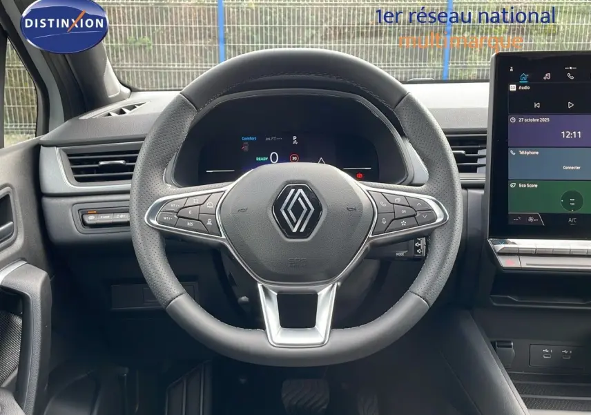 Intérieur du Renault Captur E-Tech 2025, vue frontale du volant multifonction et tableau de bord numérique.
