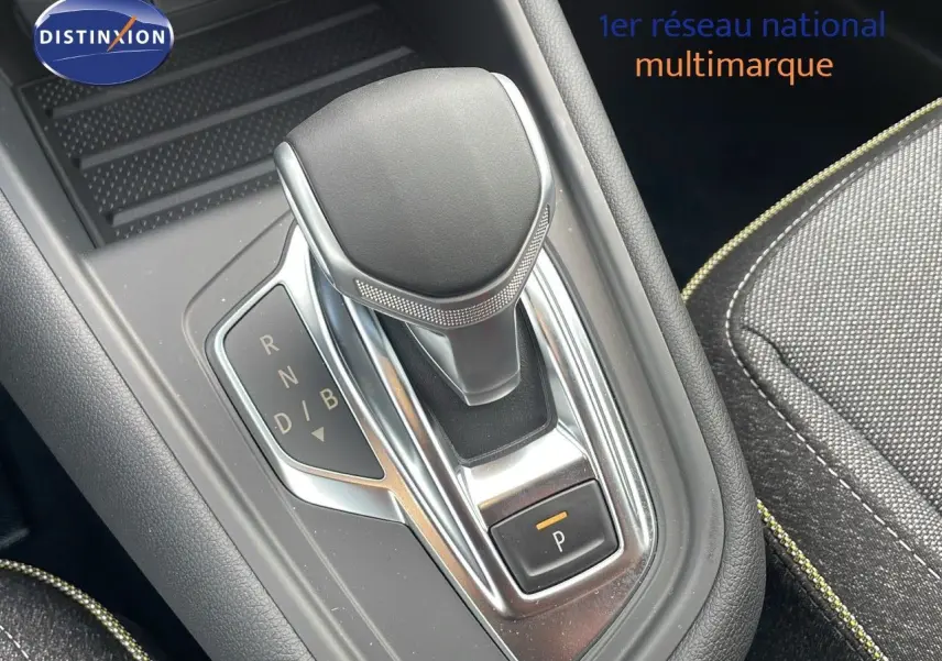 Le levier de vitesses automatique noir et chrome du Renault Captur E-Tech Hybrid, avec détail des modes de conduite.