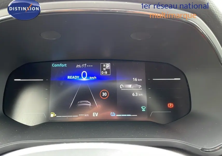 Tableau de bord numérique du Renault Captur E-Tech Hybrid 2025 affichant la vitesse, mode confort et indicateurs d'assistance.