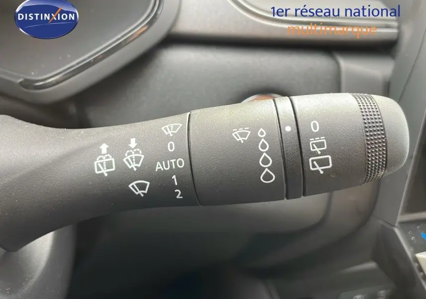 Gros plan sur la commande d'essuie-glace du Renault Captur E-Tech blanc nacré, détails des réglages visibles.