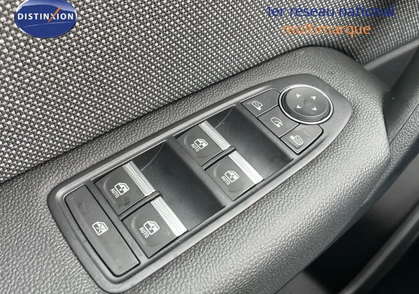 Gros plan sur les commandes de lève-vitres et rétroviseurs côté conducteur d'une Renault Captur 2025.