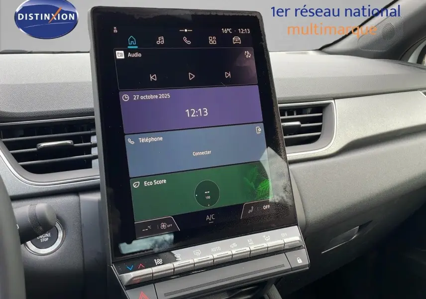 Écran tactile central vertical du tableau de bord du Renault Captur blanc nacré, affichant les commandes multimédia et climatisation.