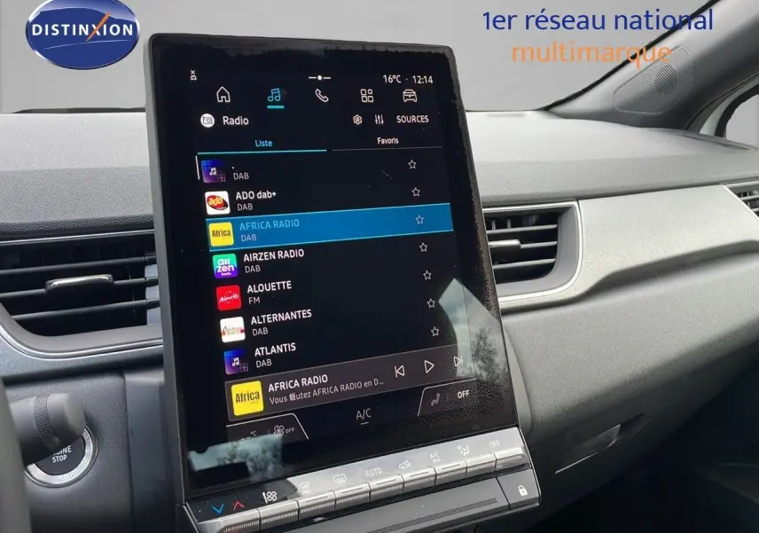 Intérieur du Renault Captur E-Tech hybride 2025 montrant l'écran tactile central et la planche de bord grise.