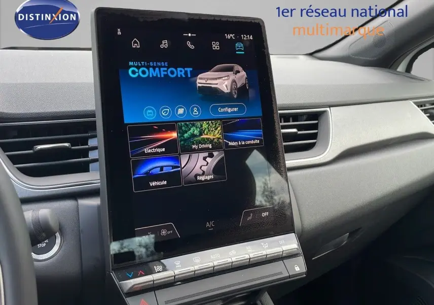 Écran tactile central du tableau de bord du Renault Captur E-Tech blanc nacré, affichant le mode confort multimode.