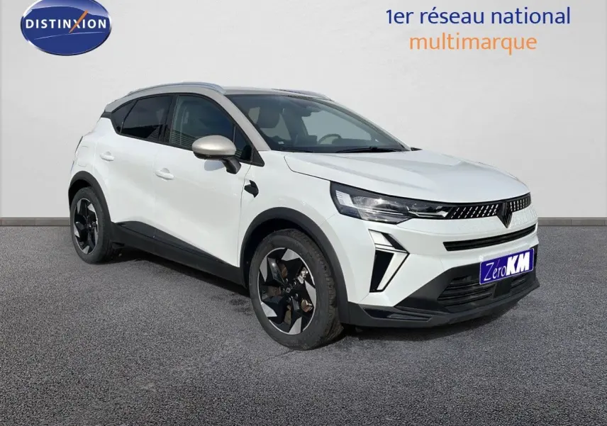 Renault Captur E-Tech hybride blanc nacré vue 3/4 avant avec toit beige et jantes noires distinctives.
