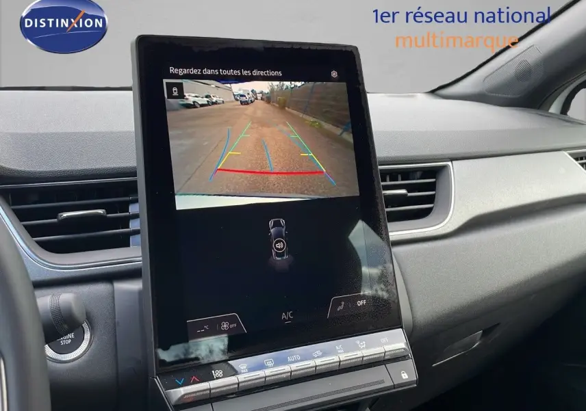 Écran central affichant la caméra de recul dans l'habitacle du Renault Captur blanc nacré toit beige, vue côté passager.