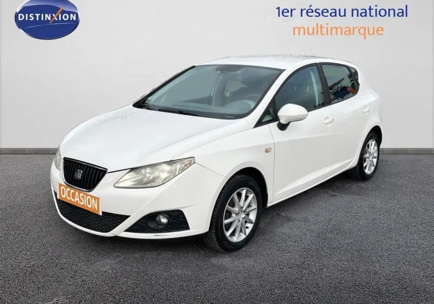 SEAT Ibiza blanche 2010 en 3/4 avant droit, avec phares allongés et jantes alliage visibles.