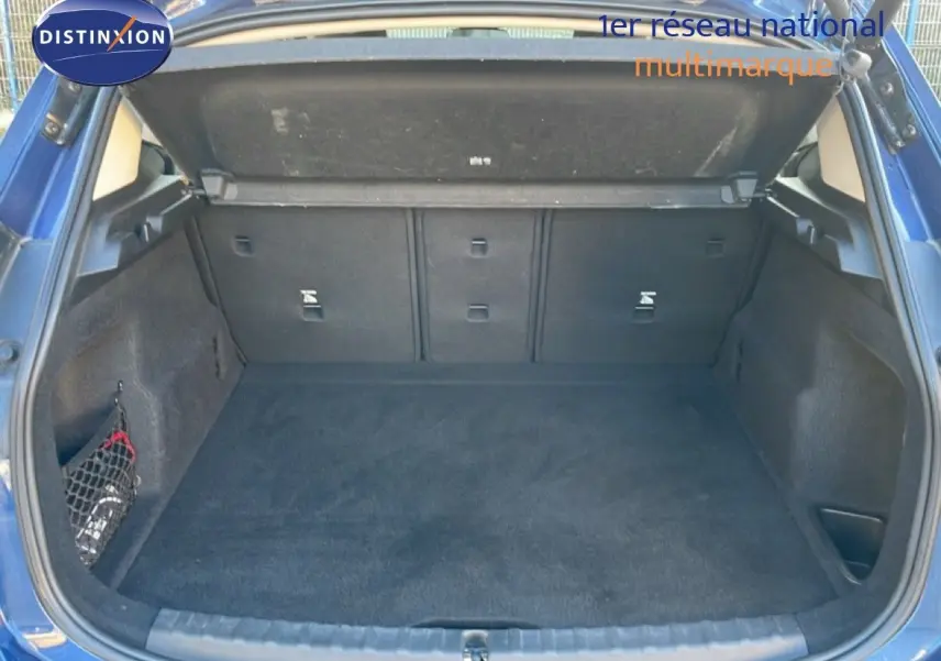 Coffre ouvert d’une BMW Série 2 Active Tourer bleu phytonique, vue arrière montrant un espace de chargement propre et spacieux.