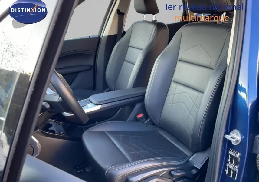 Vue intérieure côté conducteur d’une BMW Série 2 Active Tourer bleu phytonique, sièges avant en cuir noir élégants.