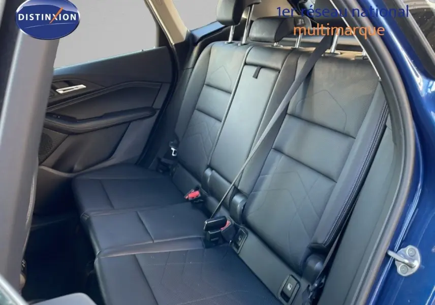 Vue intérieure côté droit des sièges arrière en cuir noir d'une BMW Série 2 Active Tourer bleu phytonique métal.
