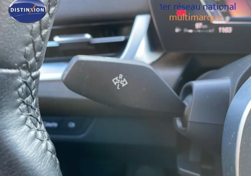 Gros plan sur la manette de clignotant à gauche du volant en cuir noir dans l'habitacle du BMW Série 2 Active Tourer.