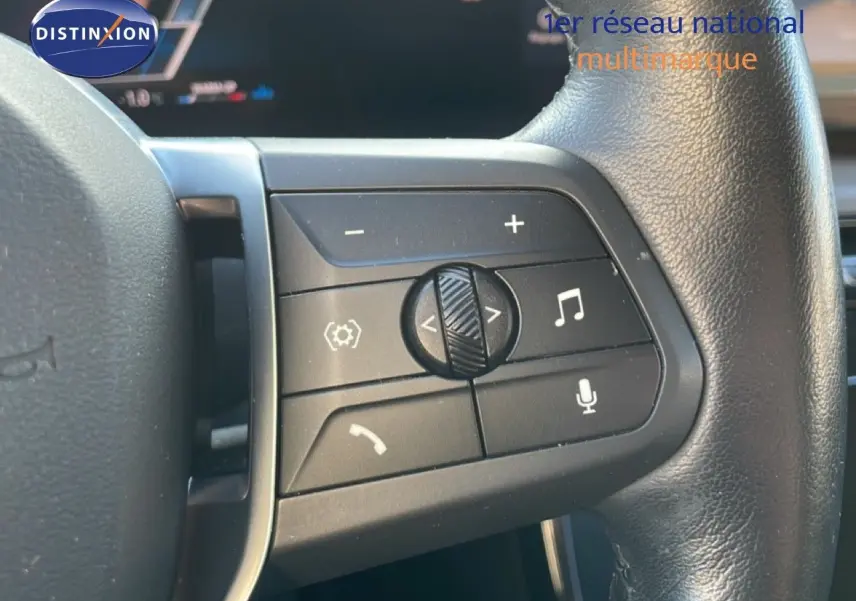 Gros plan sur les commandes multifonctions au volant cuir noir d'une BMW Série 2 Active Tourer 218i 2022.