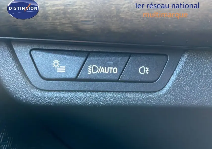 Détail des commandes d’éclairage automatique et antibrouillard dans l’habitacle d’une BMW Série 2 Active Tourer bleu phytonique.