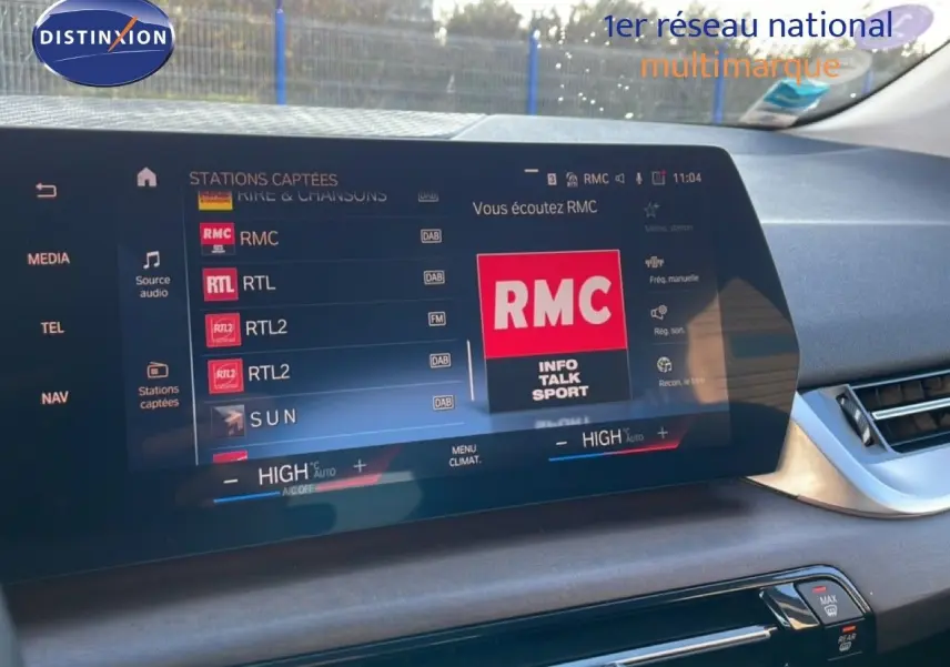 Vue intérieure du tableau de bord de la BMW Série 2 Active Tourer 218i 2022 avec écran tactile affichant les stations radio.