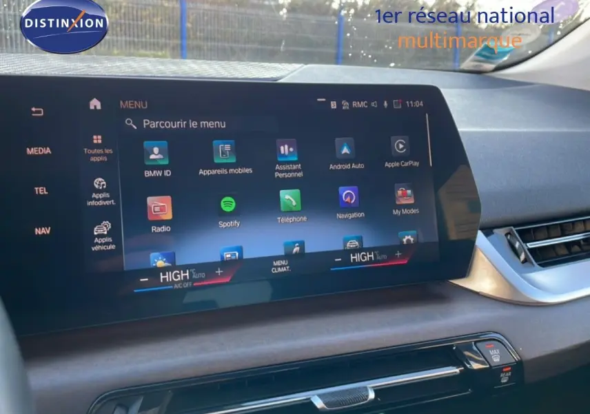 Vue rapprochée de l’écran tactile central du tableau de bord d’une BMW Série 2 Active Tourer 218i 2022.