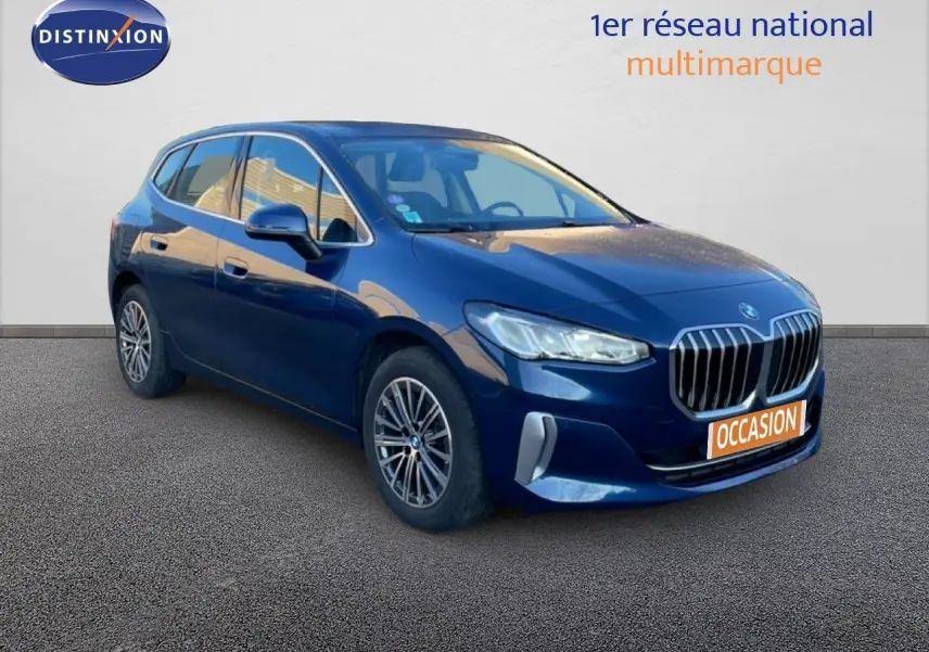 BMW Série 2 Active Tourer bleu phytonique métal vue 3/4 avant droit avec calandre imposante et jantes alliage.