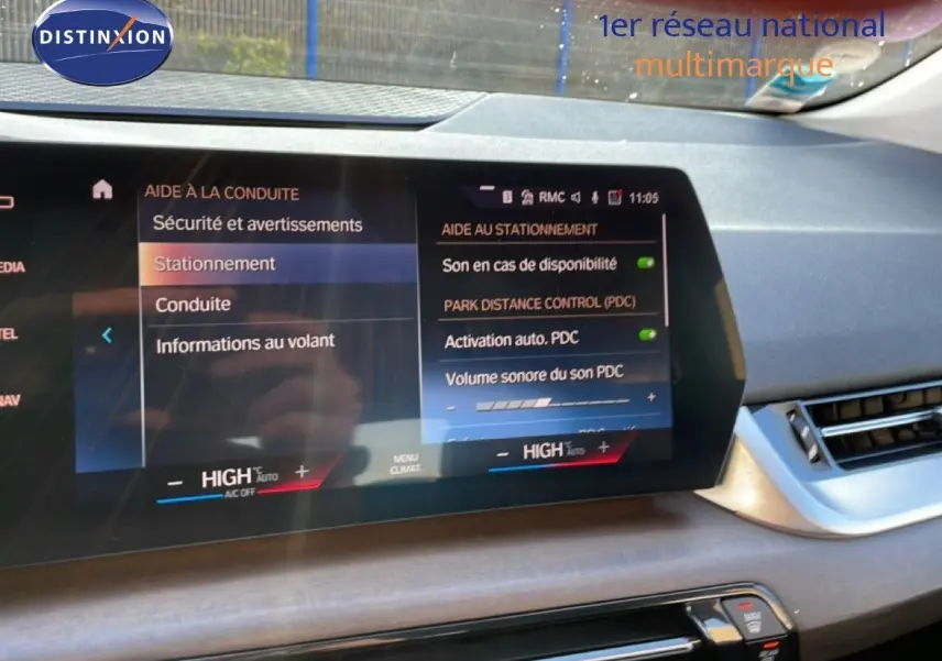 Vue intérieure du tableau de bord de la BMW Série 2 Active Tourer 218i 2022, écran tactile affichant les aides à la conduite.