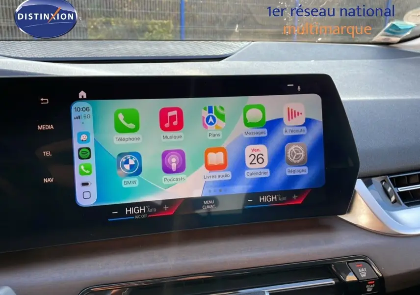 Écran tactile central de la BMW Série 2 Active Tourer 218i 2022 affichant les applications connectées, vue intérieure avant.