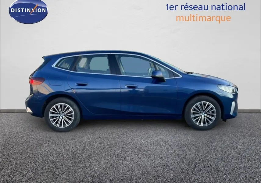 BMW Série 2 Active Tourer 218i bleu phytonique métal vue de profil côté gauche sur fond neutre.