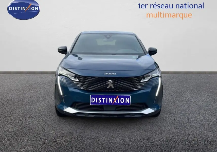 Vue frontale d'un Peugeot 3008 hybride rechargeable bleu Célèbes Métal, avec calandre noire et feux LED verticaux allumés.