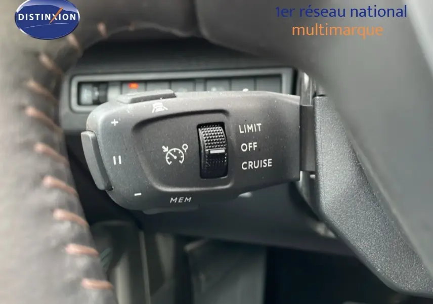 Gros plan sur la commande de régulateur de vitesse du Peugeot 3008 hybride rechargeable, intérieur noir.