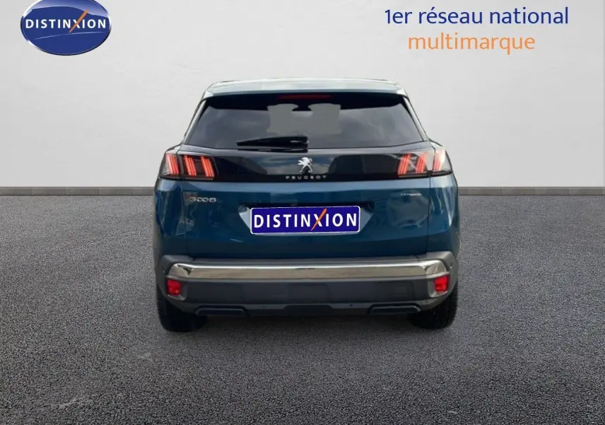 Vue arrière d'un Peugeot 3008 hybride rechargeable bleu Célèbes métal avec feux arrière à LED distinctifs.
