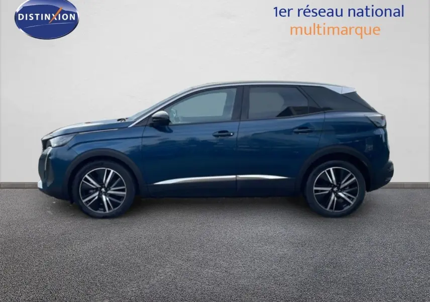 Profil droit du Peugeot 3008 hybride rechargeable 2024 en bleu Celebes métal avec jantes alliage bicolores.
