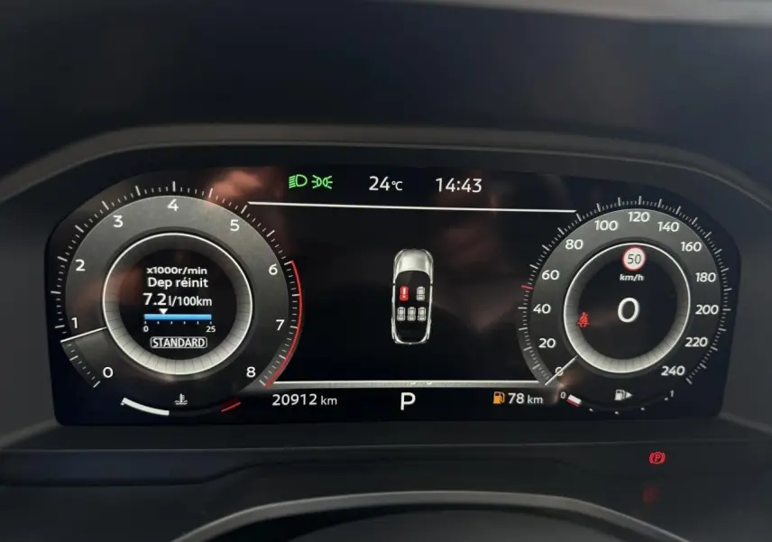 Tableau de bord numérique du Nissan Qashqai 2025 affichant la consommation, la vitesse à 0 km/h et la température extérieure.