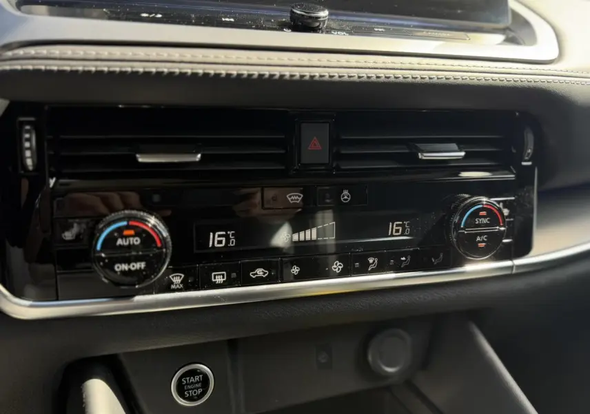Détail de la console centrale du Nissan Qashqai 2025, affichant la climatisation automatique bi-zone à 16°C.