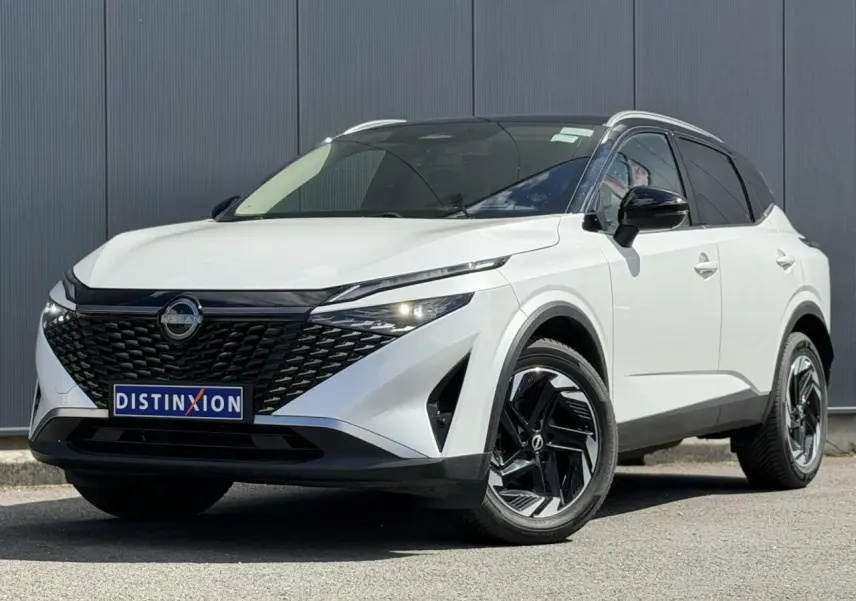 Nissan Qashqai 2025 blanc nacré et noir, vue 3/4 avant avec calandre noire et jantes alliage noires.