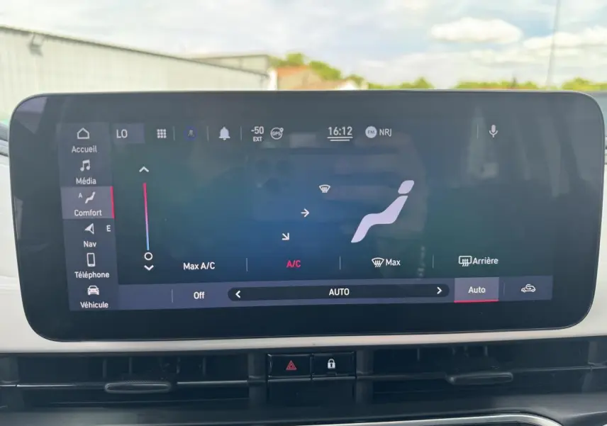 Écran tactile central de la Fiat 500 électrique 2022 affichant le menu climatisation en mode automatique.