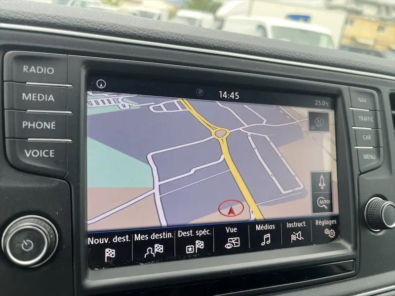 Écran de navigation du Volkswagen Crafter blanc, affichant une carte routière en mode jour, avec commandes autour.