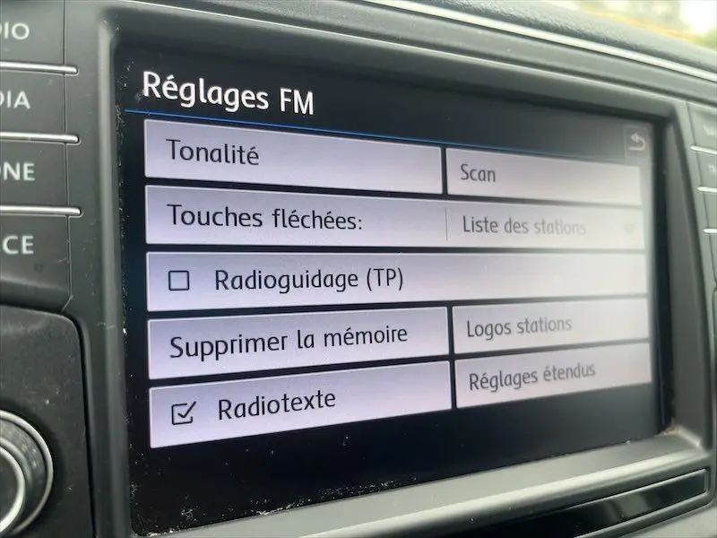 Écran tactile du système multimédia du Volkswagen Crafter blanc, affichant les réglages FM en gros plan.