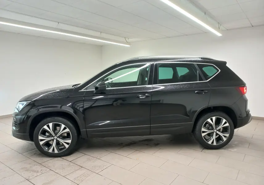 Vue latérale droite d'un SEAT Ateca 2.0 TDI 150 DSG7 Copa noir Magic Nacré avec jantes alliage 18 pouces usinées.