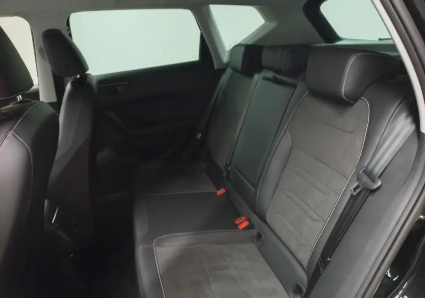 Vue intérieure côté droit des sièges arrière en cuir et alcantara du SEAT Ateca noir Magic Nacré 2025.