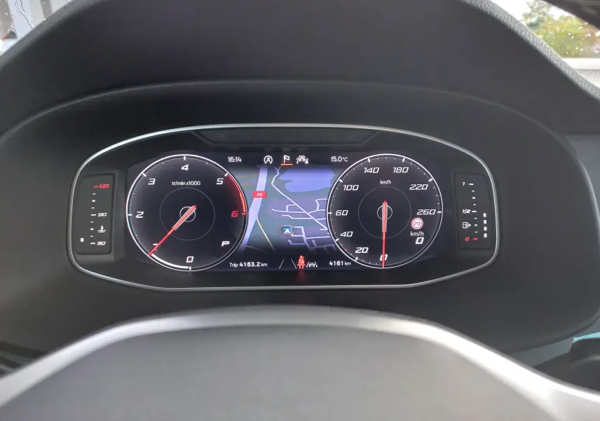 Tableau de bord numérique du SEAT Ateca 2.0 TDI 150 DSG7 affichant la navigation et compteurs à aiguille.