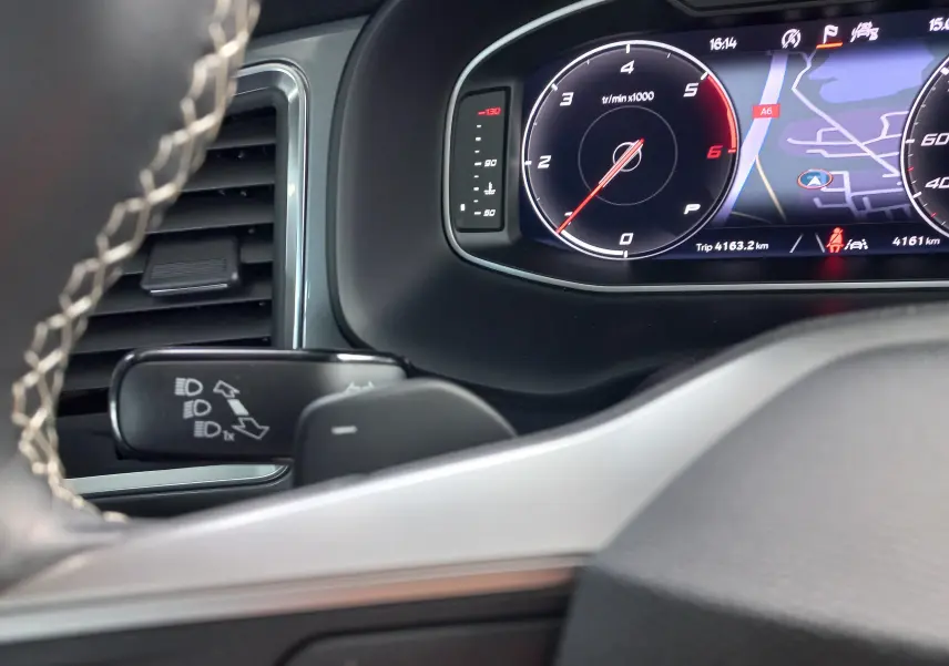 Vue rapprochée du tableau de bord numérique du SEAT Ateca 2.0 TDI 150 DSG7 COPA avec affichage du compte-tours et navigation.