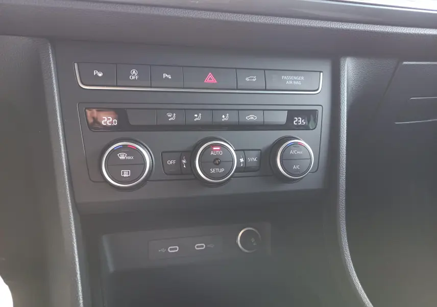 Panneau de commande de climatisation avec réglages numériques dans l'habitacle d'un SEAT Ateca noir.