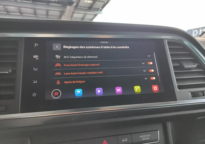 Écran tactile du tableau de bord du SEAT Ateca 2025 affichant les réglages des aides à la conduite.