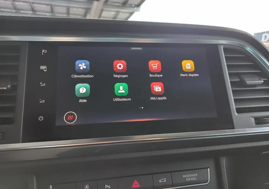 Écran tactile central du tableau de bord du SEAT Ateca 2025 affichant les menus climatisation, réglages et boutique.