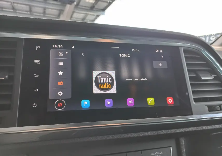 Écran tactile central du tableau de bord du SEAT Ateca 2025 affichant la radio Tonic en intérieur noir.