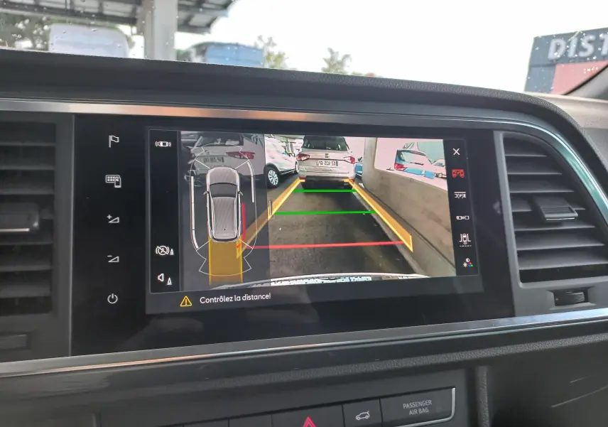 Écran de la caméra de recul du SEAT Ateca noir Magic Nacré montrant l'arrière avec lignes de guidage colorées.