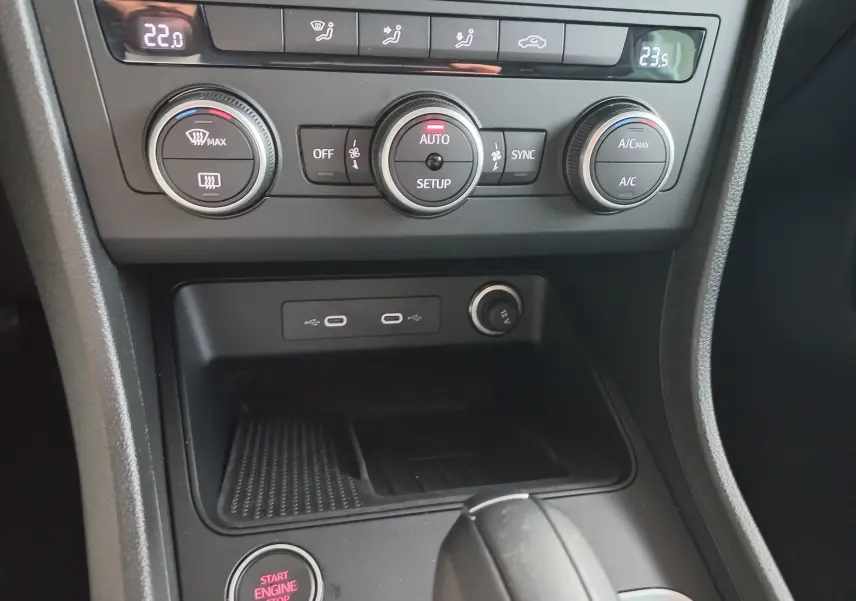 Gros plan sur la console centrale du SEAT Ateca 2025 avec commandes climatisation et ports USB visibles.