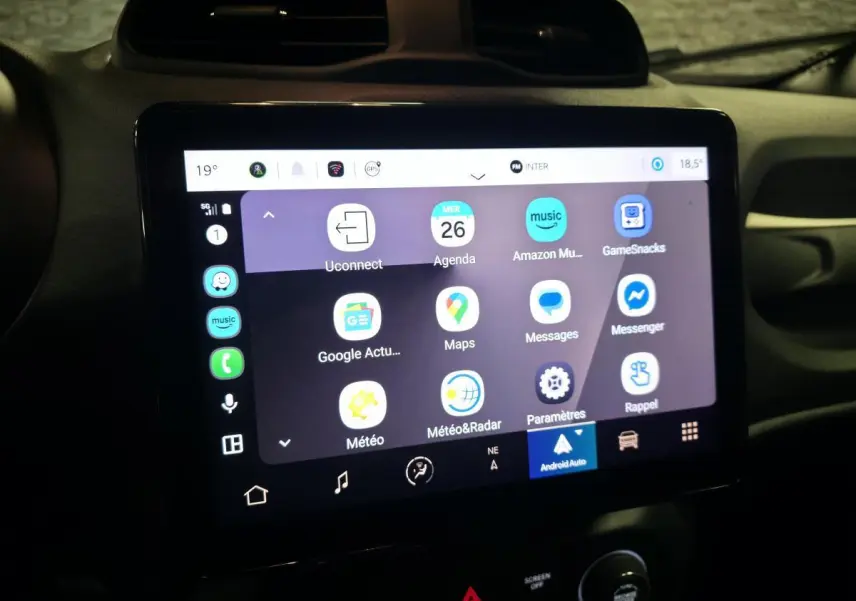 Écran tactile central affichant Android Auto dans l'habitacle du Jeep Renegade 2024 gris.