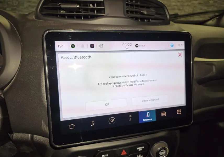 Écran tactile central du Jeep Renegade 2024 affichant l'association Bluetooth dans un intérieur noir.