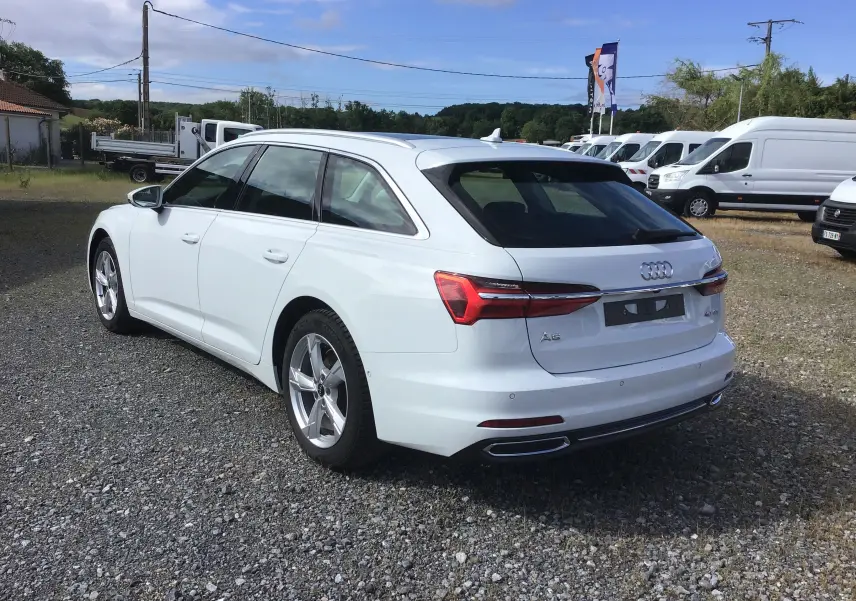 Audi A6 Avant blanc glacier vue 3/4 arrière droit, avec feux arrière LED et jantes alliage 18 pouces.