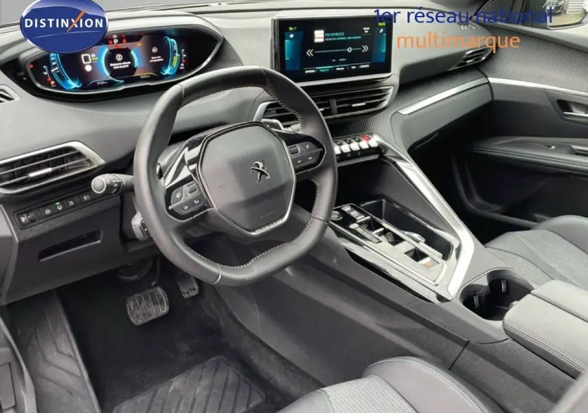 Vue intérieure côté conducteur du Peugeot 3008 hybride rechargeable 2024, avec tableau de bord numérique et écran tactile central.