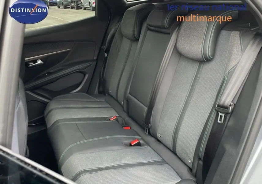 Vue intérieure côté gauche des sièges arrière en tissu et cuir noir du Peugeot 3008 gris Artense 2024 hybride rechargeable.